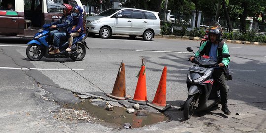 Jalan Berlubang Bahayakan Pengendara