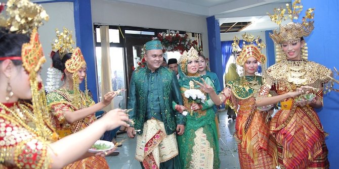 4 Daerah di Indonesia di mana Wanita Jadi yang Melamar Pasangan