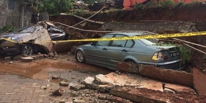 Tembok Pabrik Baja Di Tangerang Ambruk Timpa Hrv Dan Bmw