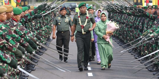 Tradisi Pedang Pora dan Cium Pataka Warnai Penyambutan Pangdam Jaya Baru