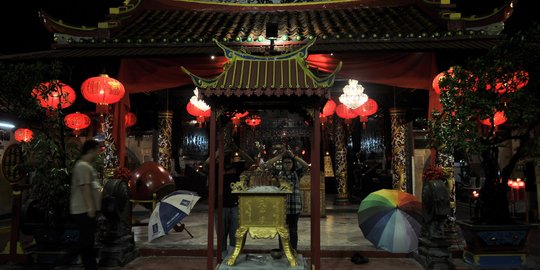 Sembahyang Malam di Klenteng Boen Tek Bio