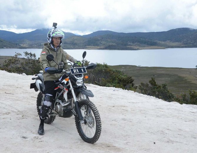 jokowi naik motor trail di papua