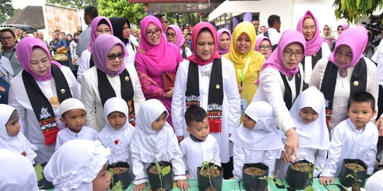 Kunjungi PAUD di Aceh, Iriana Jokowi dan Mufidah Kalla Tanam Bibit Sayuran