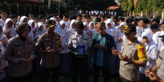 Polisi Beri Penghargaan Satpam Viral Parkirkan Motor Siswa Sesuai Merk & Warna