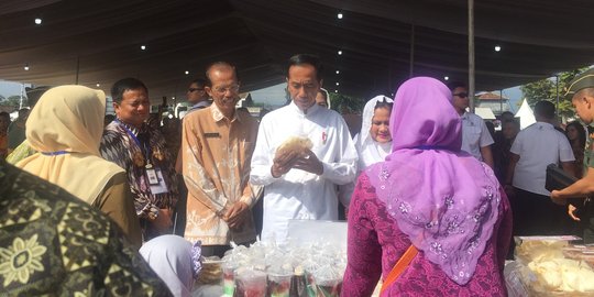 Tinjau PNM di Magetan, Jokowi dan Iriana Borong Jajanan