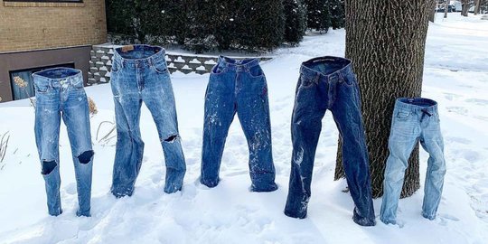 Dinginnya Cuaca Ekstrem di AS Bikin Celana Jeans Bisa Berdiri