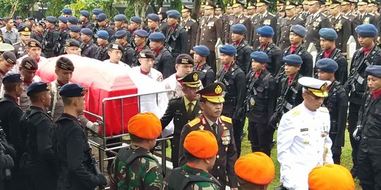 Jenderal Tito Pimpin Pemakaman Mantan Kapolri Awaloedin di TMP Kalibata