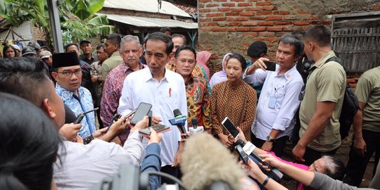 Tempuh Jalur Darat 3 Jam, Jokowi Temui Mbah Moen di Ponpes Al-Anwar Rembang