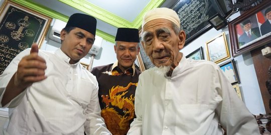 Lewat Isyarat, Mbah Moen Ungkap Capres Pilihannya di Pilpres 2019