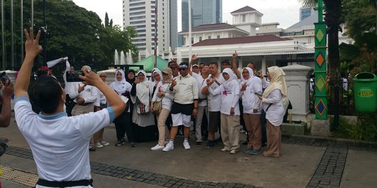 Swafoto Simbol Dua Jari, Relawan Prabowo-Sandi Padati Balai Kota