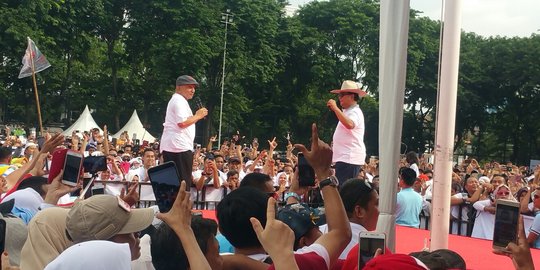Takut Salah Sapa Relawan di Lapangan Banteng, Prabowo Pilih Pamer Topi