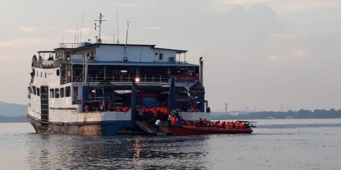 KMP Pratitha IV Kandas di Selat Bali, 210 Penumpang Dievakuasi