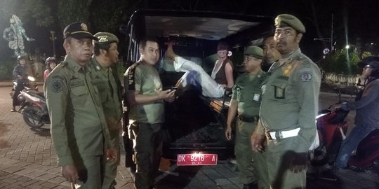 Rusak Ornamen Patung Catur Muka Denpasar, Bule Perempuan Dibawa ke RS Jiwa