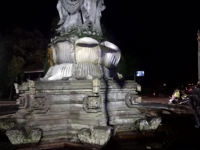 wna rusak ornamen patung catur muka denpasar