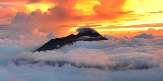 Melihat Merapi dari Gunung Merbabu