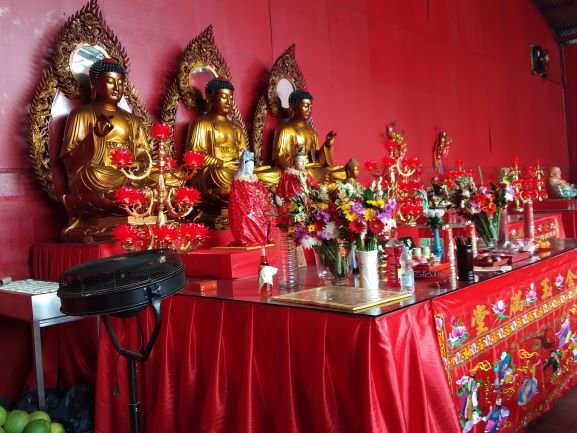 persiapan imlek di klenteng kim tek le