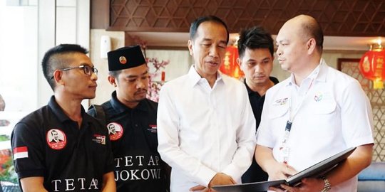 Jokowi Minta Relawan Terus Sapa Warga Kelas Bawah