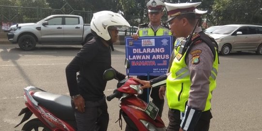Belasan Pemotor di Tangerang Ditilang Usai Melawan Arah