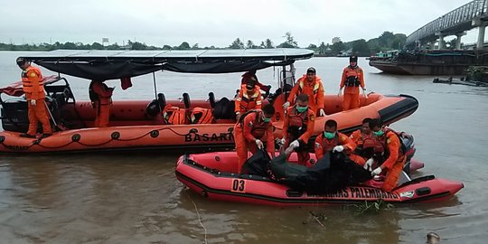 Terpeleset Saat Ikat Tali Tongkang, ABK Ditemukan Tewas Mengapung di Sungai Musi