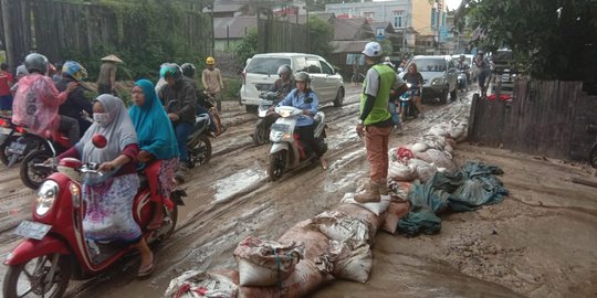 Diguyur Hujan, Lumpur Bekas Galian Batu Bara Banjiri Jalan di Kukar