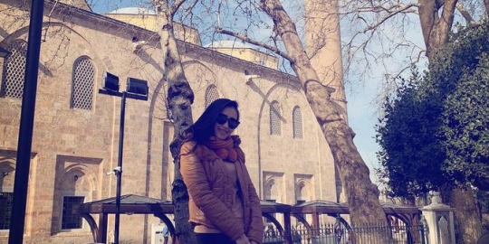 Liburan ke Turki Sekeluarga, Ayu Ting Ting Singgah di Masjid Agung Bursa