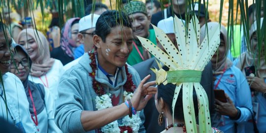 Tiba di Palangkaraya, Sandiaga Uno Disambut Upacara Adat Tetek Pantan