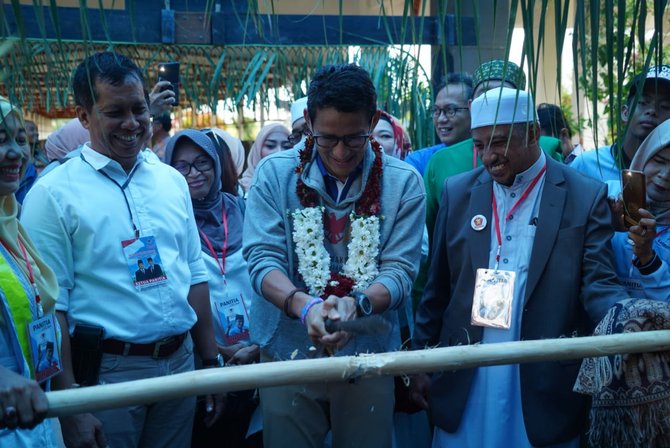 sandiaga uno disambut upacara adat tetek pantan