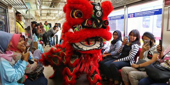 Aksi Barongsai Hibur Penumpang KRL di Stasiun Kota