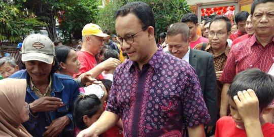 Anies Datang ke Wihara Dharma Bhakti, Warga Berebut Salaman Sampai Terjatuh