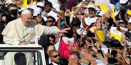 Sambutan Warga Uni Emirat Arab Saat Paus Franciskus Naik Jip Keliling Stadion