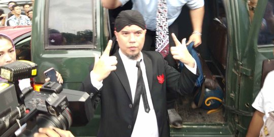 Penahanan Ahmad Dhani Dipindahkan ke Surabaya Untuk Jalani Sidang Kasus 'Idiot'