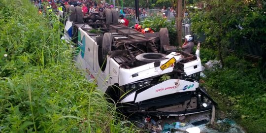 Bus Kramat Jati Tabrak Pohon & Terjun 10 Meter, 2 Penumpang Tewas