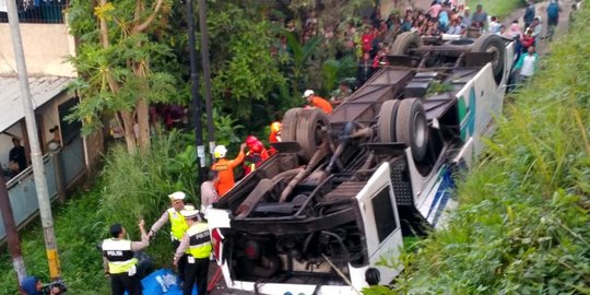 Polisi Buru Sopir Bus Kramat Jati Terguling di Cicalengka Tewaskan 2 Orang