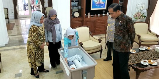 Presiden Jokowi & Ibu Negara Jenguk Cucu ke-15 Wapres JK di Rumah Dinas