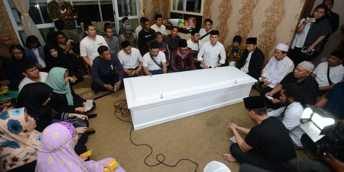 Agar Tak Selalu Ingat Sosok Almarhum Herman Seventeen, Ini Ritual Istri dan Anaknya