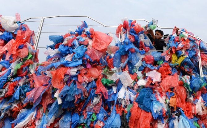 membuat patung dari kantung plastik