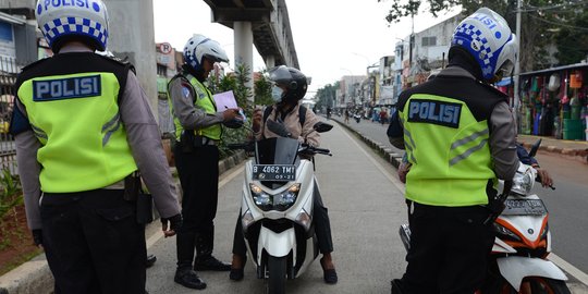 Polisi Razia Penerobos Jalur Transjakarta di Jatinegara