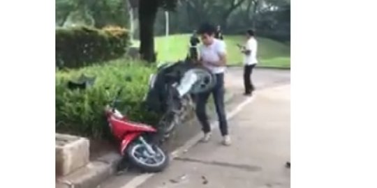 Ini Video Pemuda di Tangsel Mengamuk & Rusak Motor Sendiri karena Ditilang Polisi