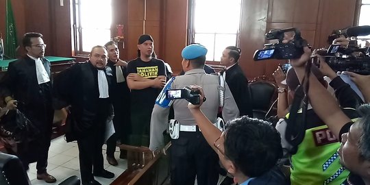 Ahmad Dhani Pakai Kaos 'Tahanan Politik' di Persidangan Kasus Ucapan 'Idiot'