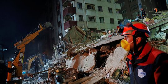 Apartemen Delapan Lantai  di  Istanbul Runtuh Dua Orang  