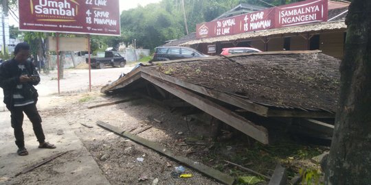 Kuli Bangunan Dilarikan ke Rumah Sakit Usai Tertimpa Penyangga Gazebo Ambruk