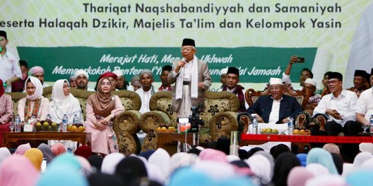 Meski Hujan Gerimis, Ma'ruf Amin Tetap Layani Warga yang Ingin Foto dan Bersalaman