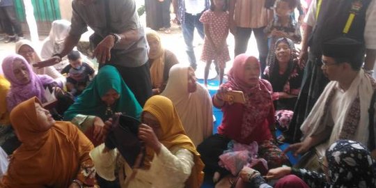 Seorang Ibu di Surabaya Kehilangan Dompet Saat Sibuk Merekam Sandiaga