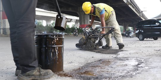 Musim Hujan, Pasukan Kuning Berjibaku Perbaiki Jalan Rusak