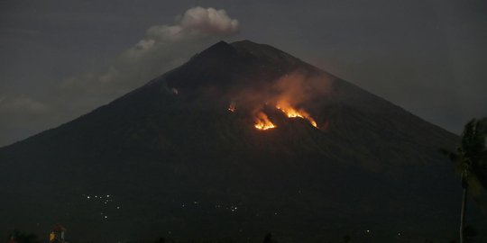 Gunung Agung Erupsi, Terlihat Semburan Api Pijar