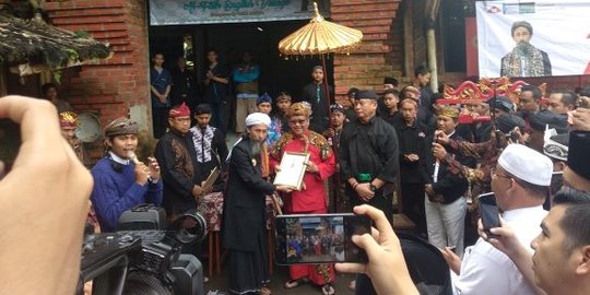 Kunjungi Ponpes Al Fath Sukabumi, Sekjen PDIP Dihadiahi Kujang Emas Arya Kuningan