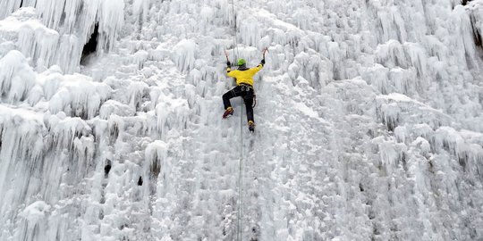 Aksi Menantang Adrenalin Panjat Tebing Es di Republik Ceko