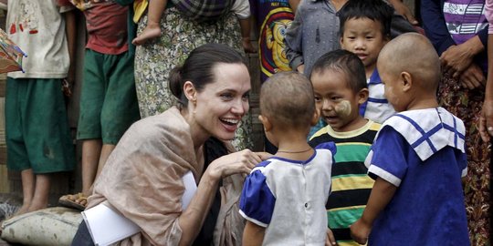 Angelina Jolie Desak Myanmar Bertanggung Jawab Atas Nasib Pengungsi Rohingya