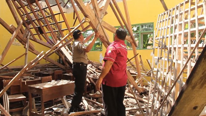 sekolah ambruk di mojokerto