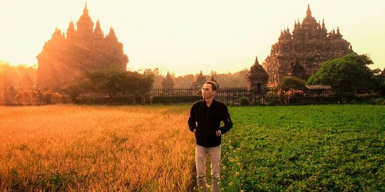 Simbol Cinta Abadi di Balik Indahnya Sunset Candi Plaosan